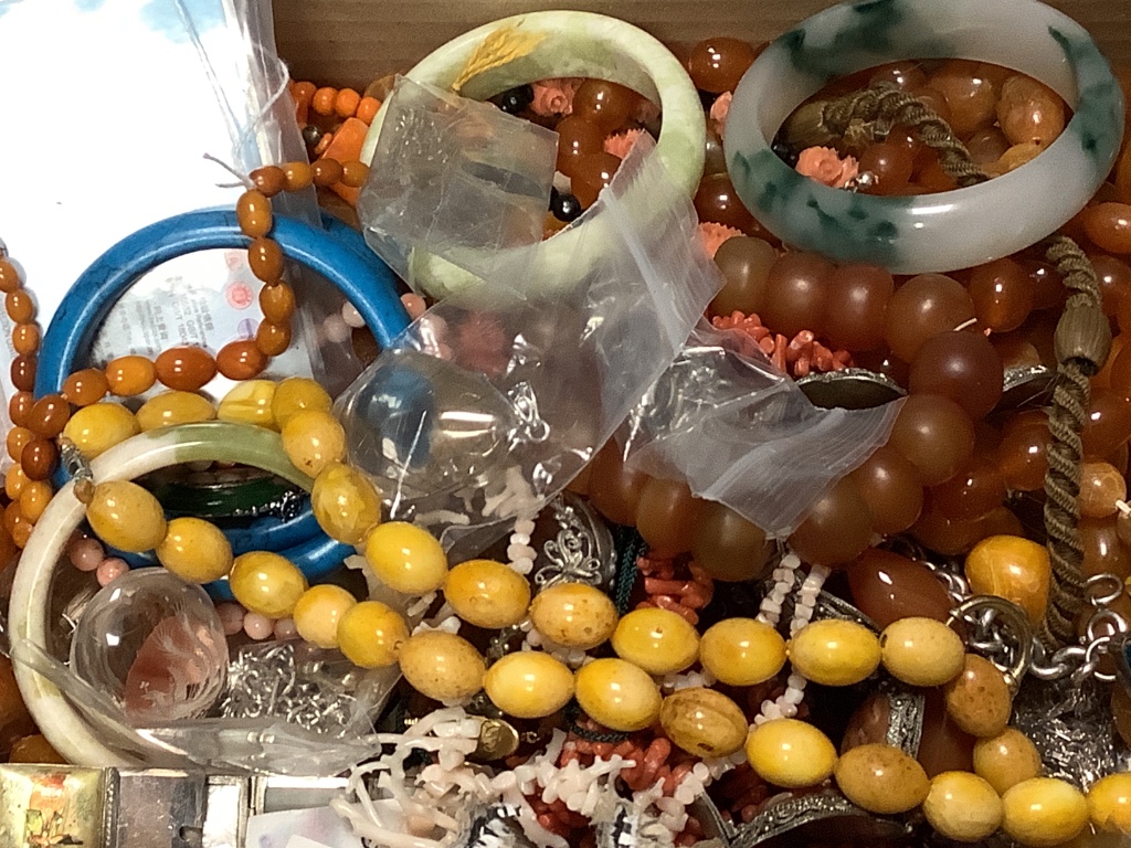 A small quantity of assorted costume jewellery including amber necklace.